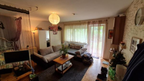 Akropolitan Schönes Zimmer in einer Wohnung mit eigenem großen Garten